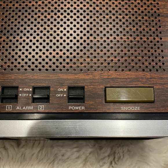 Vintage Lloyd’s AM/FM Dual Alarm Clock Woodgrain - Picture 11 of 12